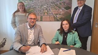 Lucie Franchon (vorne rechts) ist Praktikantin in Edingen-Neckarhausen. Mit dabei: Bürgermeister Florian König (vorne links), Erwin Hund und Lisa Schoofs, Referentin des Bürgermeisters.