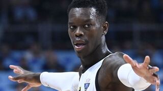 Alles im Griff! Dennis Schröder und die deutschen Basketballer spielen um den EM-Titel.