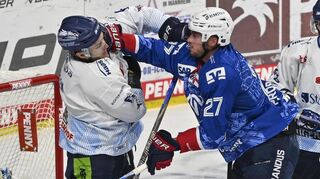 Mannheims Yannick Proske (Nr.27) gegen Straubings Alex Green (Nr.6) beim Spiel in der Penny DEL, Adler Mannheim - Straubing Tigers.