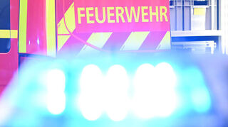 Der Großbrand in Ludwigshafen ist inzwischen unter Kontrolle, aber die Feuerwehr rät Anwohnern, Fenster und Türen geschlossen zu halten.