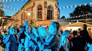Das Publikum an der St. Sebastianskapelle zeigt sich begeistert vom Freitagsstart beim diesjährigen Altstadtfest.