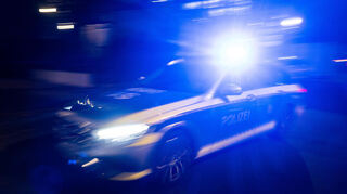Nach der Schlägerei auf dem Altstadtfest in Speyer sucht die Polizei nach den zwei unbekannten Tatverdächtigen. Dabei wird die Bevölkerung um Hinweise gebeten.