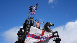 Mehr als 100.000 Menschen folgten dem Aufruf des Rechtsextremisten Tommy Robinson.