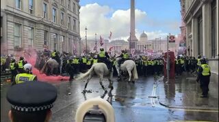 Die Londoner Met Police musste im Laufe des Nachmittags für Verstärkung sorgen.