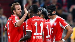 Bayern-Torjubel mit Doppelpacker Harry Kane (l) und Neuzugang Nicolas Jackson (Nr. 11).