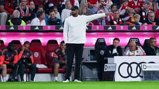 Bayern-Trainer Vincent Kompany erlebte beim Wiedersehen mit seinem Ex-Club HSV einen entspannten Abend am Spielfeldrand.