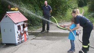 Auch die Wattenheimer Feuerwehr hat beim Jubiläumsprogramm der Kita Glückskäfer mitgewirtkt.