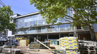 Das Nationaltheater wird derzeit saniert, die Kosten belasten den städtischen Haushalt sehr. Die Stadtverwaltung will, dass das Theater künftig mit einem niedrigeren Betriebskostenzuschuss auskommt.