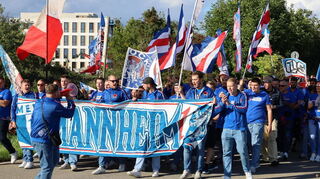 Rund 400 Fans der Adler Mannheim nehmen am Fanmarsch teil.