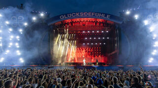Sido feiert gemeinsam mit der Besuchermasse bei seinem Auftritt auf der Euphoria-Stage.