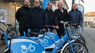 Am 12. Dezember 2018 erfolgte die Übergabe der ersten Nextbike-Fahrradstation in Heddesheim. Mit dabei Bürgermeister Michael Kessler (2.v.r.) und Hauptamtsleiter Julien Christof (r.)