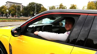 Albert Laukert freute sich, einmal in einem elektrischen Renault R 5 zu sitzen.