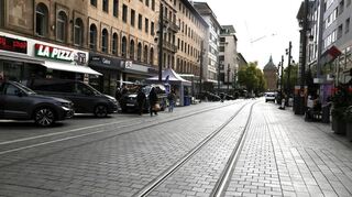 Auf den Planken waren fast 100 Autos platziert.