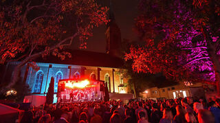 Das Benefizfestival „Rock at Church“ ist fester Bestandteil des Ladenburger Altstadtfestes. Das Bild entstand beim Auftritt der Band Dawedda.