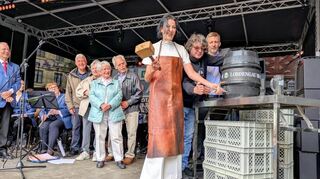 Die vier Geehrten aus der Gründergeneration des Ladenburger Altstadtfestes (v.l.), Aleksandra Kletnichka, Kai Müller und Bürgermeister Stefan Schmutz bei der Eröffnung.