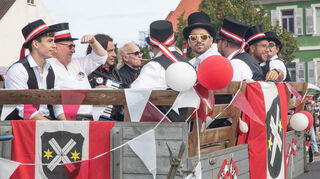 Auf dem Wagen der Kerweborscht ist die Stimmung gut.