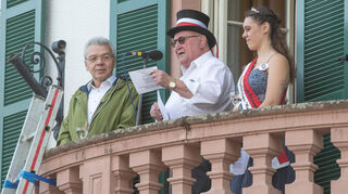 Eröffnen die Lampertheimer Kerwe vom Balkon des Alten Rathauses aus: Bürgermeister Gottfried Störmer (von links), Kerweredner Heinz „Clever“ Eichenauer und Spargelkönigin Nadine III.