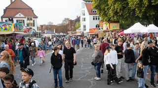 Gut besucht: das Kerwedorf in der Lampertheimer Römerstraße.