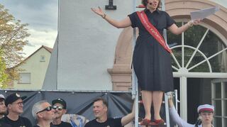 Kerbemudder Heike Hildebrand zeigt sich bei ihrer Rede in bester Verfassung.