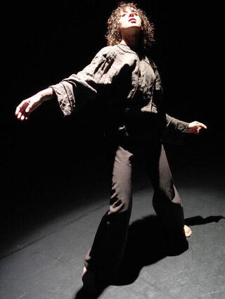 Preisgekröntes im Felina-Theater: Teresa Curottis Solo „Johnny sees from Above“ beim „Freier Tanz im Delta“.
