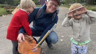 Michael Zillekens aus Mannheim ist mit seinen Söhnen Henry (5) und Charlie zum Müllsammeln gekommen.
