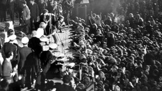 Beim Konzert kommt es zu Ausschreitungen zwischen Fans, Ordnern und Polizei. (Archivbild)