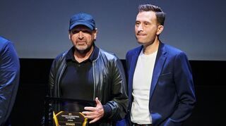 Regisseur Barry Avrich (l) und Produzent Mark Selby halten ihren Preis für «The Road Between Us: The Ultimate Rescue» hoch.