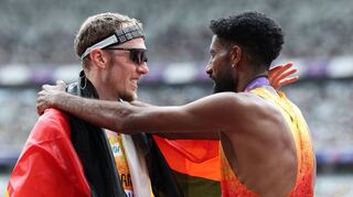 Richard Ringer (l) freute sich mit seinem Teamkollegen Amanal Petros.