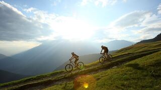 Aktivurlaub mit Panorama – mit dem E- oder Mountainbike die Bergwelt erkunden.
