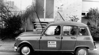 Die erste Leiterin, Esther Seeling, in den 1970er Jahren im R4 vor dem Gebäude der Sozialstation.