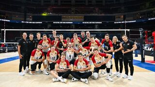 Schickten Grüße in die Heimat: die deutschen Volleyballer.