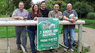 Am 19. September steigt der 2. Kinder- und Jugendtag auf dem BuSC. Bürgermeister Boris Wenz, Stefanie Reis, Adam Harazim, Abdalla Gdoura und Oliver Haberer präsentieren das Ergebnis der gemeinsamen Organisation.