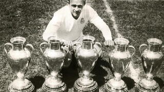 Der legendäre Alfredo di Stefano präsentiert stolz seine Trophäen des Europapokals der Landesmeister – mit Real Madrid gewann er ab 1955/56 die ersten fünf Wettbewerbe in Serie.
