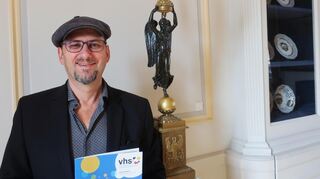 VHS-Leiter Hermann Ungerer-Henriquez präsentiert das Winter-Programm der Volkshochschule Edingen-Neckarhausen.