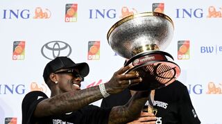 Dennis Schröder und die deutschen Basketballer wurden beim Empfang in Frankfurt für den EM-Titel gefeiert.