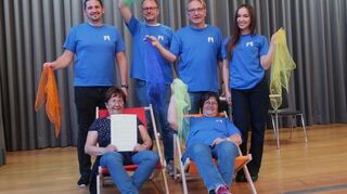 Lellebollem im zweiten Akt (v. l. hinten): Günther Kiefer, Christian Weinmann, Heinz Fleck, Stella Mussin, (vorne) Karin Gehrmann und Claudia Schmitt.