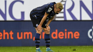 Julian Rieckmann stemmt die Arme auf die Knie: Groß ist beim SV Waldhof die Enttäuschung über das 0:3 daheim gegen Energie Cottbus.
