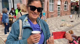 Jenny Greipel zieht einen Spruch aus dem Freundlichkeits-Lostopf.