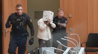 Der Angeklagte Sulaiman A. wird von Justizbeamten vor der Urteilsverkündung in den Gerichtssaal geführt.