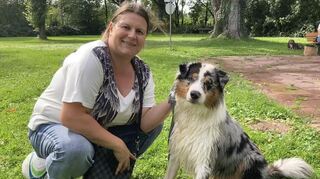 Andrea Dewald und ihr Australian Shepherd Frodo sind zum ersten Mal beim Hundeschwimmen in Sandhofen dabei.