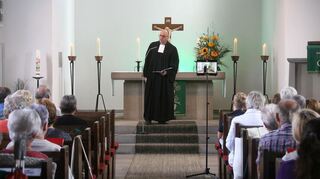 Volles Haus bei Arne Polzers Mundartpredigt. Foto jkl