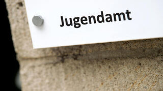 Der Schriftzug "Jugendamt" ist auf einem Schild zu lesen. (Symbolbild)