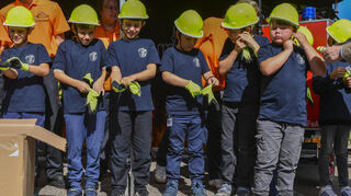 Endlich eigene Helme und Handschuhe: Mitglieder der Kinderfeuerwehrgruppe „Löschlöwen“ der Freiwilligen Feuerwehr Feudenheim.