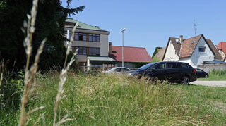 Wo jetzt noch Gras wächst und Autos parken, soll nach dem Weihnachtsmarkt ein multifunktionaler Platz entstehen – mit Toilettenhäuschen.