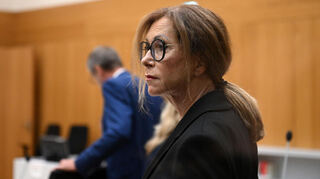 Petra Laur, die Mutter des getöteten Polizisten, steht im Gerichtssaal.