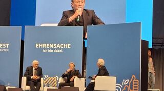 Auf der Bühne Diskussion zum Thema Ehrenamt mit hochlarätigen Gästen: Fernsehmoderatorin Bärbel Schäfer im Gespräch mit Bundespräsident Frank-Walter Steinmeier (l.) und Peter Maffay.