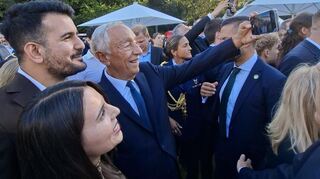 Bei Selfie-Wünschen der Besucher nimmt der portugiesische Staatspräsident Sousa (Mitte) das Smartphone auch gerne selbst in die Hand.