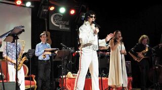 Helmut Wehe präsentiert sich gern als Elvis Presley auf der Bühne.