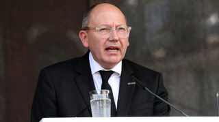 Mannheims Oberbürgermeister Christian Specht (CDU) spricht auf einer Genkfeier für den getöteten Polizisten Rouven Laur. (Archivbild)