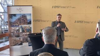 Baubürgermeister Ralf Eisenhauer lobt die nachhaltige Architektur des Gebäudes in seiner Rede.